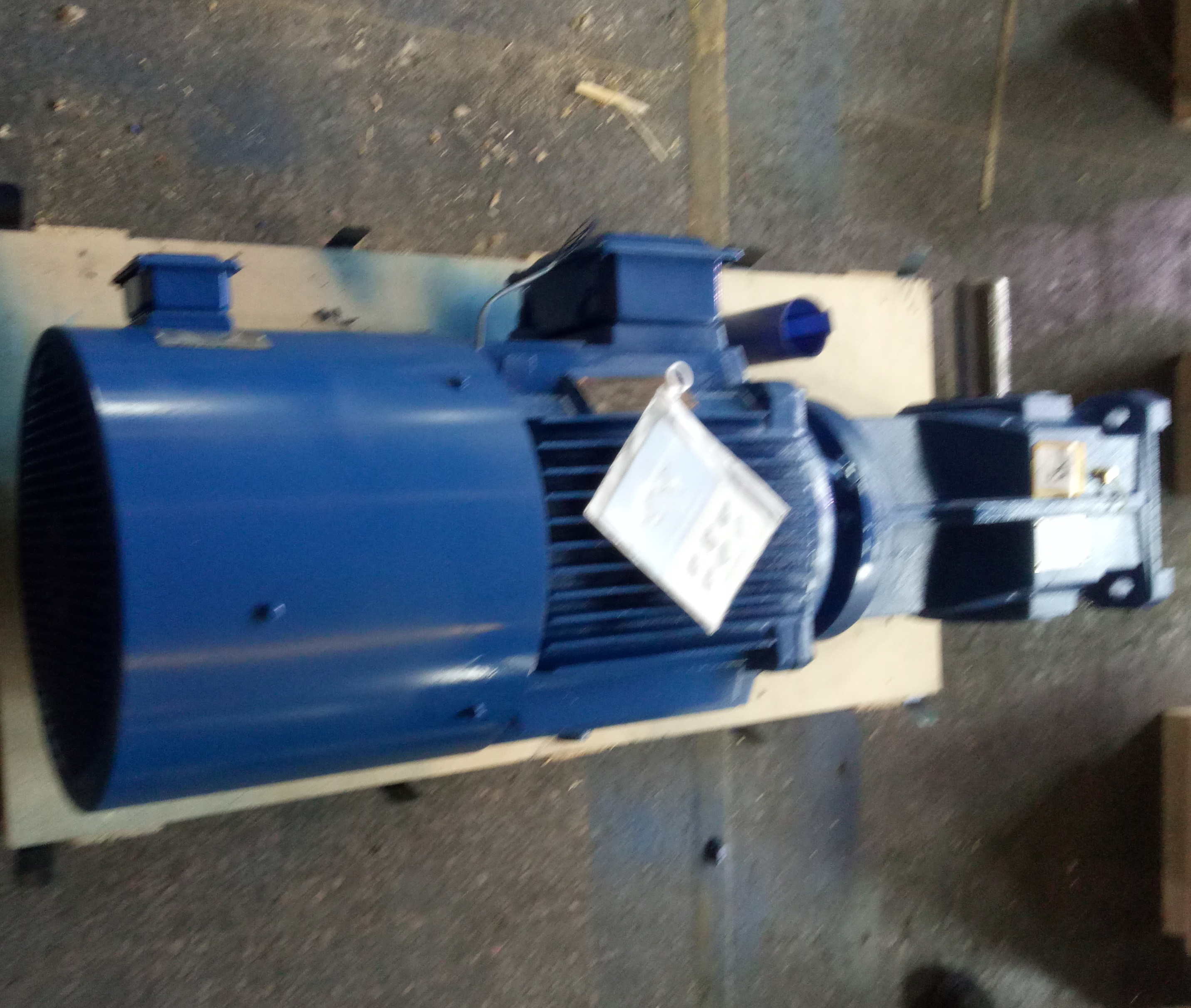 1.5KW齒輪減速電機(jī) 1.5KW齒輪減速電機(jī)