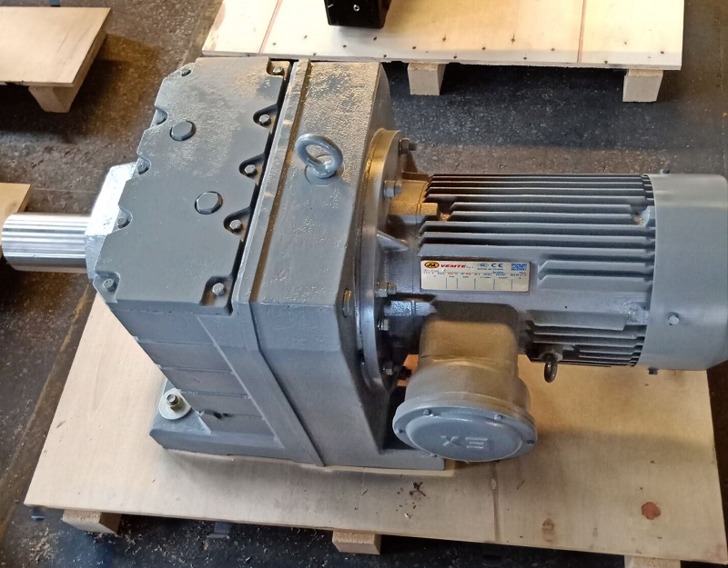 5.5KW齒輪減速電機(jī) 5.5KW齒輪減速電機(jī)