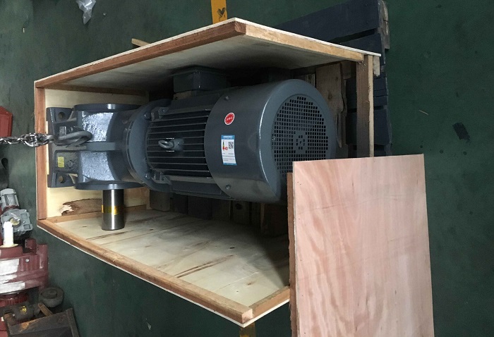 1.5KW錐齒輪減速機(jī),100比減速機(jī) 1.5KW錐齒輪減速機(jī),100比減速機(jī)