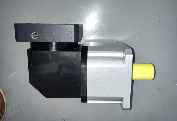 拉動2.5T噸負(fù)載的行星減速機(jī)電機(jī) 拉動2.5T噸負(fù)載的行星減速機(jī)電機(jī)