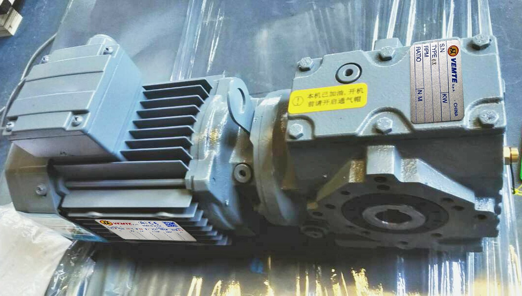 13400W伺服電機減速機,帶動46.5T噸的減速機,混煉機減速機 13400W伺服電機減速機,帶動46.5T噸的減速機,混煉機減速機