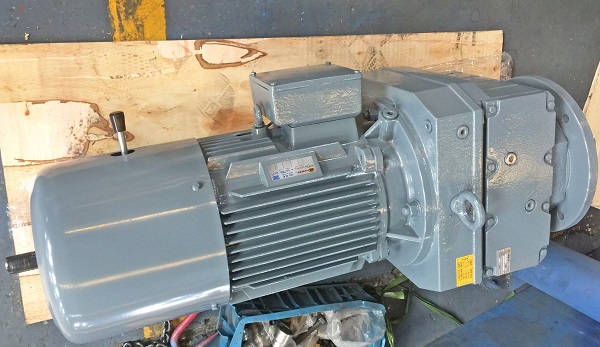 3800W變頻電機減速機,膨化機減速機,R系列硬齒面減速機 3800W變頻電機減速機,膨化機減速機,R系列硬齒面減速機