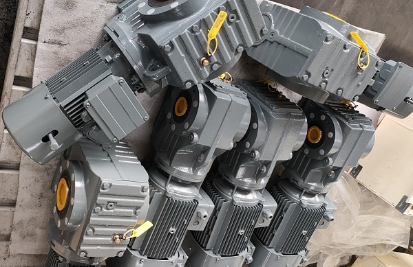 三輥軸式攤鋪機減速機,100KW電機減速機,瓦瑪特減速電機選型 三輥軸式攤鋪機減速機,100KW電機減速機,瓦瑪特減速電機選型